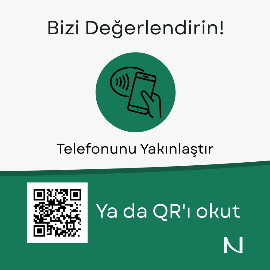 Novera Yıldız kartının ön yüzü. Üst yarısı kırık beyaz: «Bizi Değerlendirin!» başlığı, altında yeşil daire içinde telefonu karta yaklaştıran bir çizim ve «Telefonunu Yakınlaştır» yazısı. Alt yarısı düz yeşil: solda QR kodu, sağında «Ya da QR'ı okut» yazısı, köşede Novera'nın N işareti.